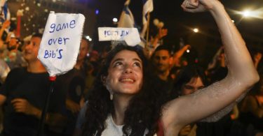 Israelis feiern die Vereidigung der neuen Regierung. Eine knappe Mehrheit der Abgeordneten im israelischen Parlament hat für die neue Regierung gestimmt. Foto: Oded Balilty/AP/dpa