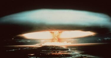 1970: Nach der Explosion einer französischen Atombombe schwebt ein riesiger Atompilz über dem Mururoa-Atoll. Foto: -/dpa