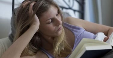 Lesen hilft vielen Menschen beim Einschlafen. Foto: Christin Klose/dpa-tmn