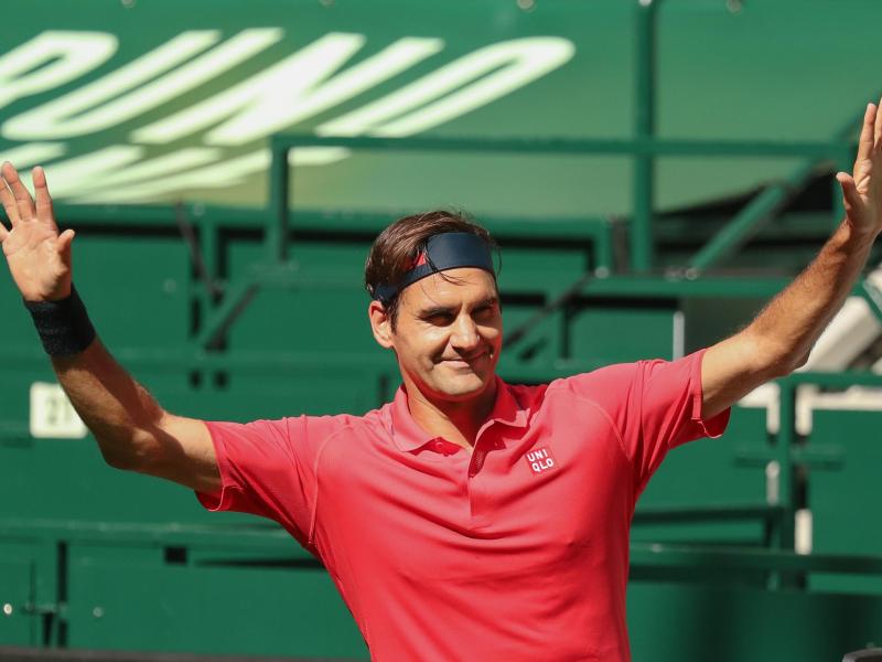 Roger Federer winkt in Halle nach seinem Sieg und Einzug in die zweite Runde. Foto: Friso Gentsch/dpa