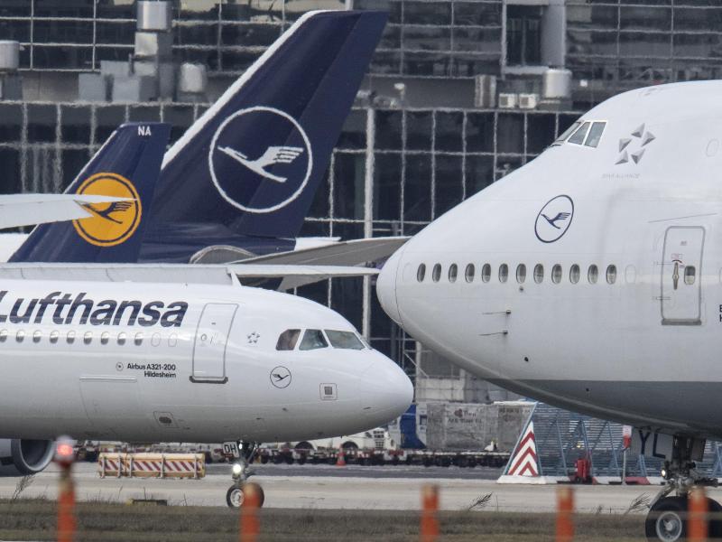 Eine Boeing 747 (r) und ein Airbus A-321 (l) der Lufthansa auf dem Frankfurter Flughafen. Teil des Kompromisses ist, dass alle von der WTO genehmigten Strafzölle der USA und der EU für fünf Jahre ausgesetzt werden. Foto: Boris Roessler/dpa