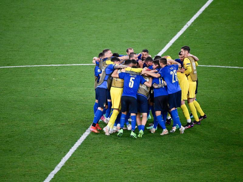 Die italienischen Spieler feiern nach Abpfiff den 3:0-Sieg. Foto: Riccardo Antimiani/EPA Pool/AP/dpa