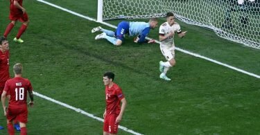 Der Belgier Thorgan Hazard (r) erzielt den zwischenzeitlichen Treffer zum 1:1. Foto: Dirk Waem/BELGA/dpa