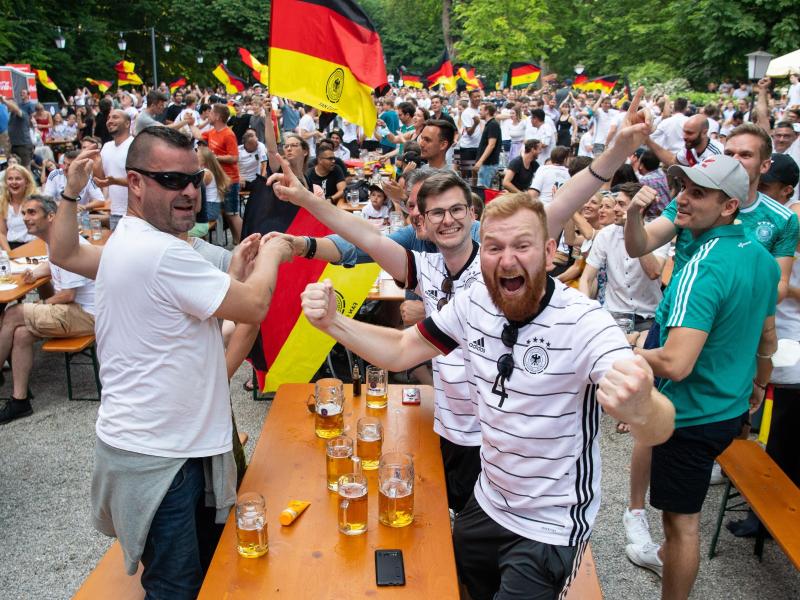 Fußball-Fans in einem Münchner Biergarten. Foto: Sven Hoppe/dpa