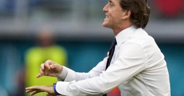 Italiens Trainer Roberto Mancini gibt Anweisungen. Foto: Alessandra Tarantino/AP Pool/dpa
