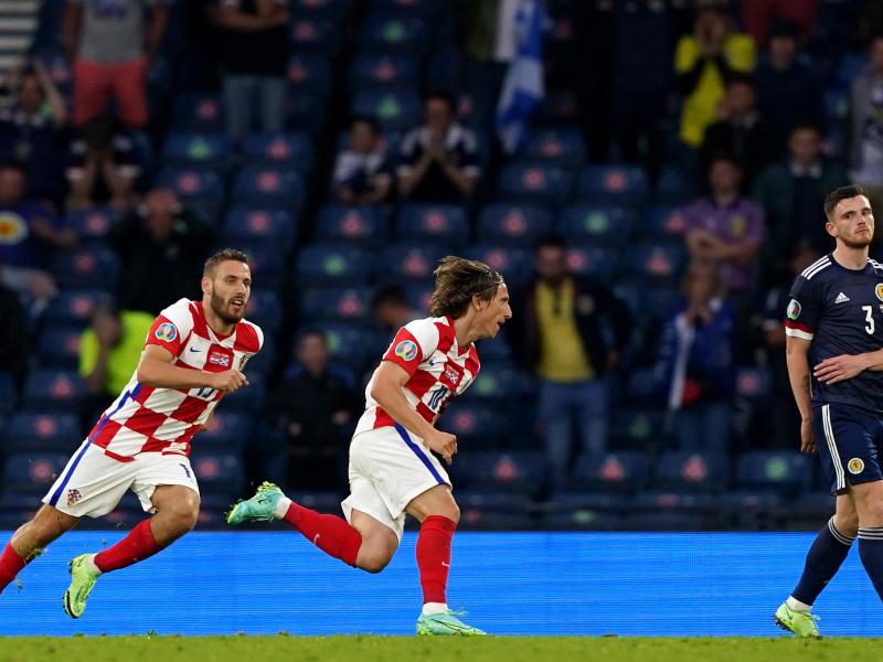 Kroatiens Luka Modric (M) feiert das 2:1. Foto: Andrew Milligan/PA Wire/dpa