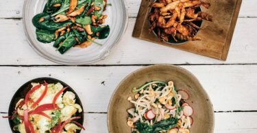 Den Kohlrabisalat (rechts unten) bereitet Paul Ivic nicht nur aus Streifen der Knolle zu. Er verwendet auch das Blattgrün des Kohlrabis, Koriandergrün, komplette Radieschen und Haselnusskerne. Foto: Ingo Pertramer/Brandstätter Verlag/dpa-tmn