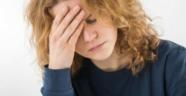 Angst vor Ansteckung und fehlende soziale Kontakte: Im Corona-Jahr 2020 befanden sich laut TK-Gesundheitsreport viele Menschen in einem Stress-Zustand. Foto: Christin Klose/dpa-tmn