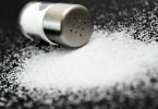 Je nach Ursprung und Art der Gewinnung gibt es verschiedene Speisesalz-Sorten. Damit es im Streuer nicht klumpt, fügen Hersteller oft Rieselhilfen bei. Foto: Andrea Warnecke/dpa-tmn