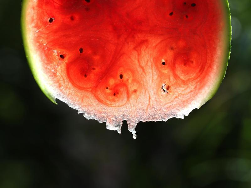 Ein paar Wassermelonenkerne mitzuessen schaden nicht. Doch zuviel davon unzerkaut können den Darm reizen. Besser ist es, sie zu rösten oder zu mahlen - für Salate, Müsli und Smoothies. Foto: Karl-Josef Hildenbrand/dpa-tmn