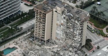 Eine Seite des Gebäudes liegt in Trümmern. Foto: Amy Beth Bennett/South Florida Sun-Sentinel/AP/dpa