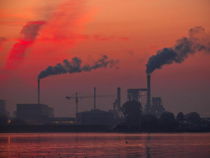 Aufsteigender Rauch aus Fabrikschornsteinen: Bis zum Jahr 2040 soll bereits ein Rückgang des klimaschädlichen Ausstoßes um 88 Prozent erreicht sein. Foto: Jens Büttner/dpa-Zentralbild/dpa