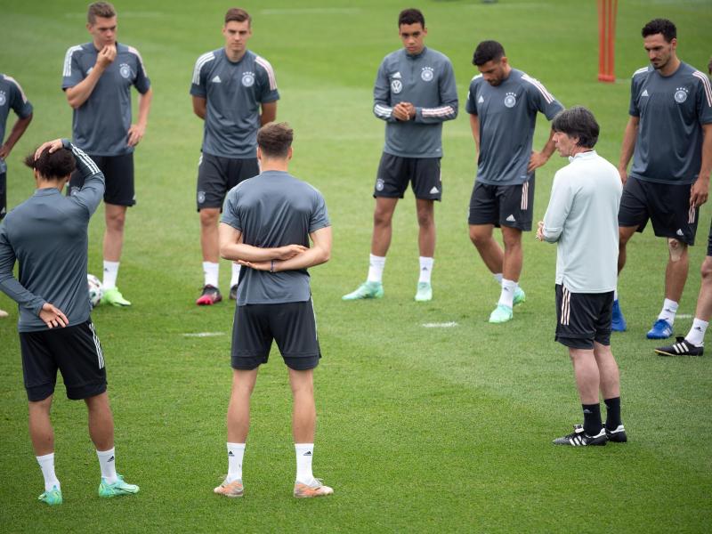 Joachim Löw will seine EM-Spieler vor dem Klassiker gegen England erstmal richtig durchatmen lassen. Foto: Federico Gambarini/dpa