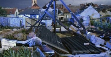 Ein mutmaßlicher Tornado hat eine Spur der Verwüstung hinterlassen. Foto: álek Václav/CTK/dpa