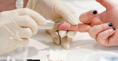 Für viele Menschen mit Diabetes gehört das Messen des Blutzuckers zum Alltag. Foto: Klaus-Dietmar Gabbert/dpa-tmn