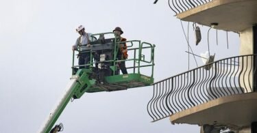 Rettungskräfte auf einem Kran und suchen nach Überlebenden. Foto: David Santiago/Miami Herald/AP/dpa