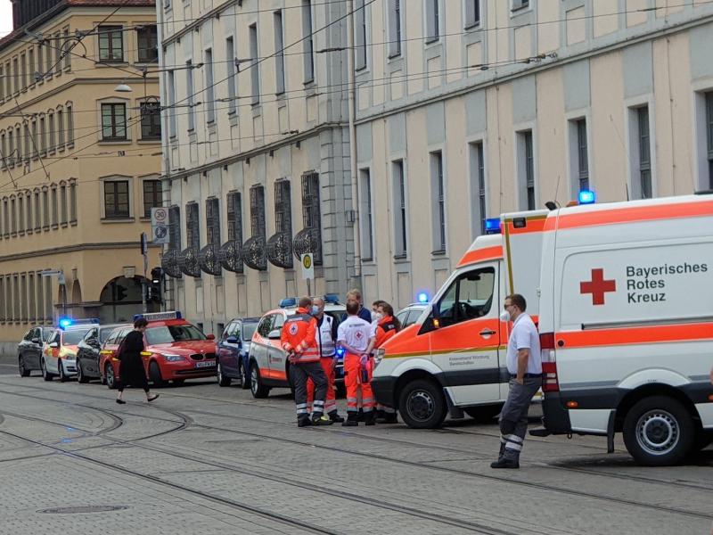 Neben der Polizei haben sich auch mehrere Rettungswagen in die Nähe des Tatorts begeben. Foto: Carolin Gißibl/dpa