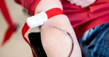 Steigender Blut-Bedarf in Kliniken und die bevorstehenden heißen Sommermonate stellen die Blutspende vor große Herausforderungen. Foto: Hauke-Christian Dittrich/dpa