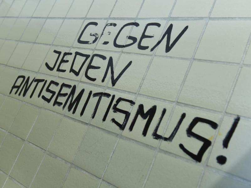Der Spruch «Gegen jeden Antisemitismus!» prangt an einer Wand. Foto: Arne Dedert/dpa