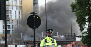 Polizisten haben einen Sicherheitsbereich um den Brand in der Nähe des Bahnhofs Elephant and Castle in Süd-London eingerichtet. Foto: Tayfun Salci/ZUMA Wire/dpa