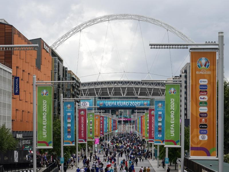 Zuschauer strömen in London ins Wembley Stadion. Foto: Alberto Pezzali/AP/dpa
