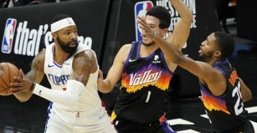 Marcus Morris Sr. wird von Devin Booker (M) und Mikal Bridges (r) verteidigt. Foto: Matt York/AP/dpa