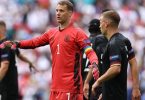 Auch in Wembley lief DFB-Kapitän Manuel Neuer wieder mit der Regenbogen-Binde am Arm auf. Foto: Christian Charisius/dpa