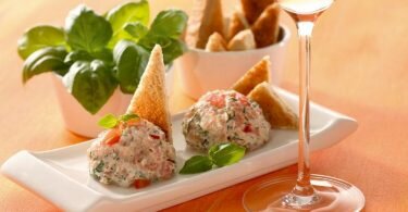Zu trockenem Rosé passen Rillettes vom gebeizten Lachs. Zum dem Brotaufstrich passen etwas Salatgarnitur und Toastecken. Foto: Deutsches Weininstitut/dpa-tmn