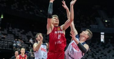 Moritz Wagner (M) setzt sich am Korb gegen den Russen Andrei Woronzewitsch durch. Foto: Tilo Wiedensohler/dpa