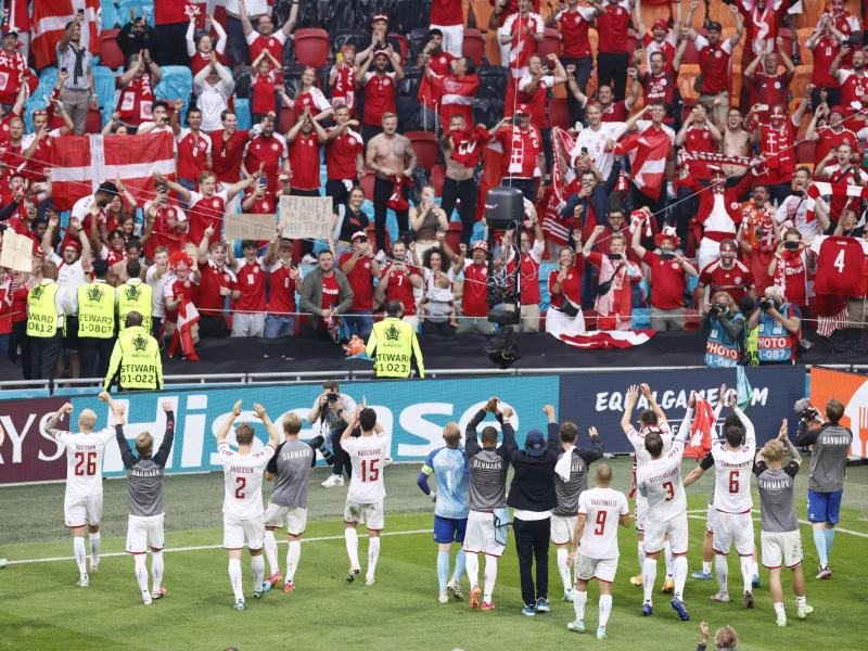 Starker Rückhalt: Dänemarks Kicker feiern mit ihren Fans. Foto: Koen Van Weel/EPA Pool via AP/dpa