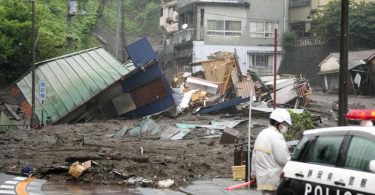 Eine Straße im japanischen Atami ist nach starkem Regen mit Schlamm, Geröll und Trümmern bedeckt. Foto: Naoya Osato/Kyodo News/AP/dpa