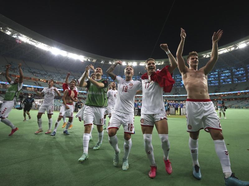 Dänemarks Spieler feiern nach dem Spiel mit einigen Fans den Einzug ins EM-Halbfinale. Foto: Naomi Baker/Pool Getty/dpa