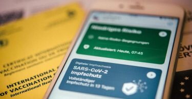 Für den Nachweis ihres vollständigen Corona-Impfschutzes brauchen Genesene neben dem Beleg über eine Impfung auch ein «Genesenenzertifikat». Foto: Zacharie Scheurer/dpa-tmn