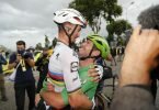 Dank an den Weltmeister:&nbsp;Mark Cavendish (r) feiert nach seinem 33. Tour-Etappensieg mit seinem Teamkollegen Julian Alaphilippe. Foto: Pool Cor Vos/BELGA/dpa