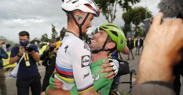 Dank an den Weltmeister: Mark Cavendish (r) feiert nach seinem 33. Tour-Etappensieg mit seinem Teamkollegen Julian Alaphilippe. Foto: Pool Cor Vos/BELGA/dpa