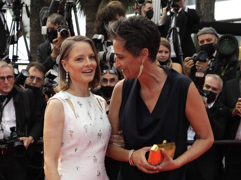 Jodie Foster mit ihrer Frau Alexandra Hedison auf dem roten Teppich in Cannes. Foto: Vianney Le Caer/Invision/dpa