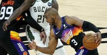 Der überragende Mann im Spiel gegen die Milwaukee Bucks: Chris Paul (r) von den Phoenix Suns in Aktion gegen Jrue Holiday (M). Foto: Matt York/AP/dpa