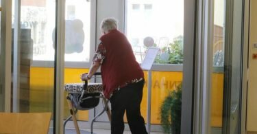 Die Pflege im Heim wird für Pflegebedürftige immer teurer - auch noch kurz vor einer nahenden Kostenbremse ab Anfang kommenden Jahres. Foto: Bodo Schackow/dpa-Zentralbild/dpa