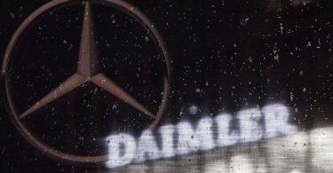 Das Logo der Daimler-AG an der Konzernzentrale. Foto: Marijan Murat/dpa/Archivbild