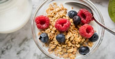 Nach einem Schälchen Müsli lässt sich leichter Sport machen. Denn es führt nicht zum Magendrücken. Foto: Christin Klose/dpa-tmn