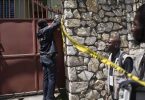 Ein Mitglied der Sicherheitskräfte versperrt den Zugang zu der Residenz des haitianischen Präsidenten Moïse. Foto: Joseph Odelyn/AP/dpa
