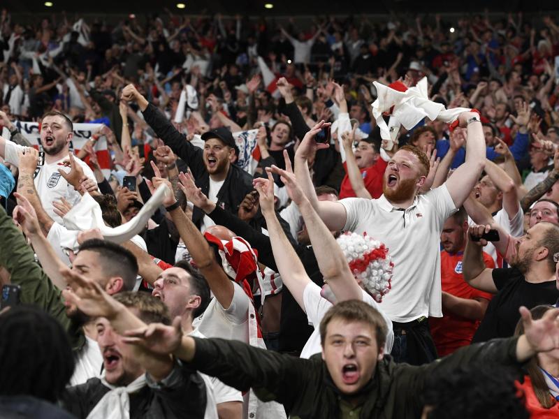Englische Fans feiern im Wembley-Stadion. Foto: Andy Rain/Pool EPA/AP/dpa