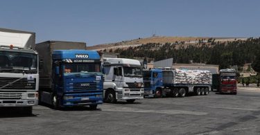 Lastwagen mit humanitärer Hilfe am türkisch-syrischen Grenzübergang Bab Al-Hawa. Foto: Anas Alkharboutli/dpa/Archivbild