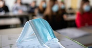 Die meisten Schüler wünschen sich, dass die Vermittlung von Schulstoff auch nach Corona weitgehend von den Lehrern in der Schule übernommen wird. Foto: Matthias Balk/dpa