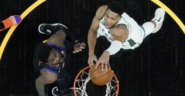 Giannis Antetokounmpo (r) dunkt den Ball in den Korb der Phoenix Suns. Foto: Ross D. Franklin/AP/dpa
