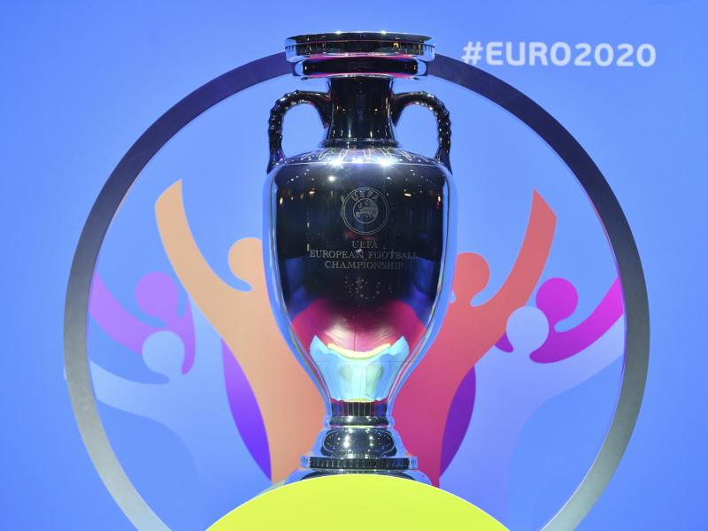 Der EM-Pokal steht auf einem Podest. Foto: Harold Cunningham/UEFA via Getty Images/dpa