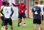Das erste Spiel für den neuen Bayern-Trainer Julian Nagelsmann (M) steht an: Am 17. Juli in Villingen gegen den 1. FC Köln. Foto: Sven Hoppe/dpa