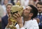 Wimbledon-Sieger Novak Djokovic küsst seine Trophäe. Foto: Alberto Pezzali/AP/dpa