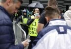 Stewards kontrollieren die elektronischen Tickets der Fans beim Betreten des Wembley-Stadions. Foto: David Cliff/AP/dpa