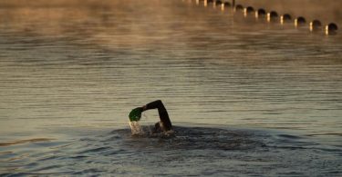 Die Deutsche Lebens-Rettungs-Gesellschaft DLRG warnt davor, allein schwimmen zu gehen. Denn es könne immer zu einem Notfall kommen. Foto: Marijan Murat/dpa